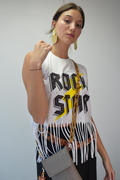 Camiseta Rock Star en blanco, adornada con flecos para un estilo único y audaz. Descubre tu espíritu con Free Spirit.