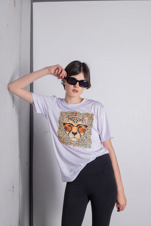 Camiseta blanca de mujer con leopardo con lentes y detalle de animal print. Estilo salvaje y sofisticado en Free Spirit.