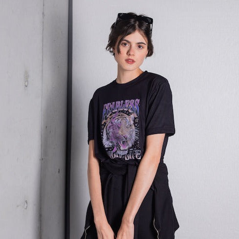 Camiseta negra con tigre morado: estilo audaz para los amantes de la vida salvaje. Descubre más en Free Spirit.