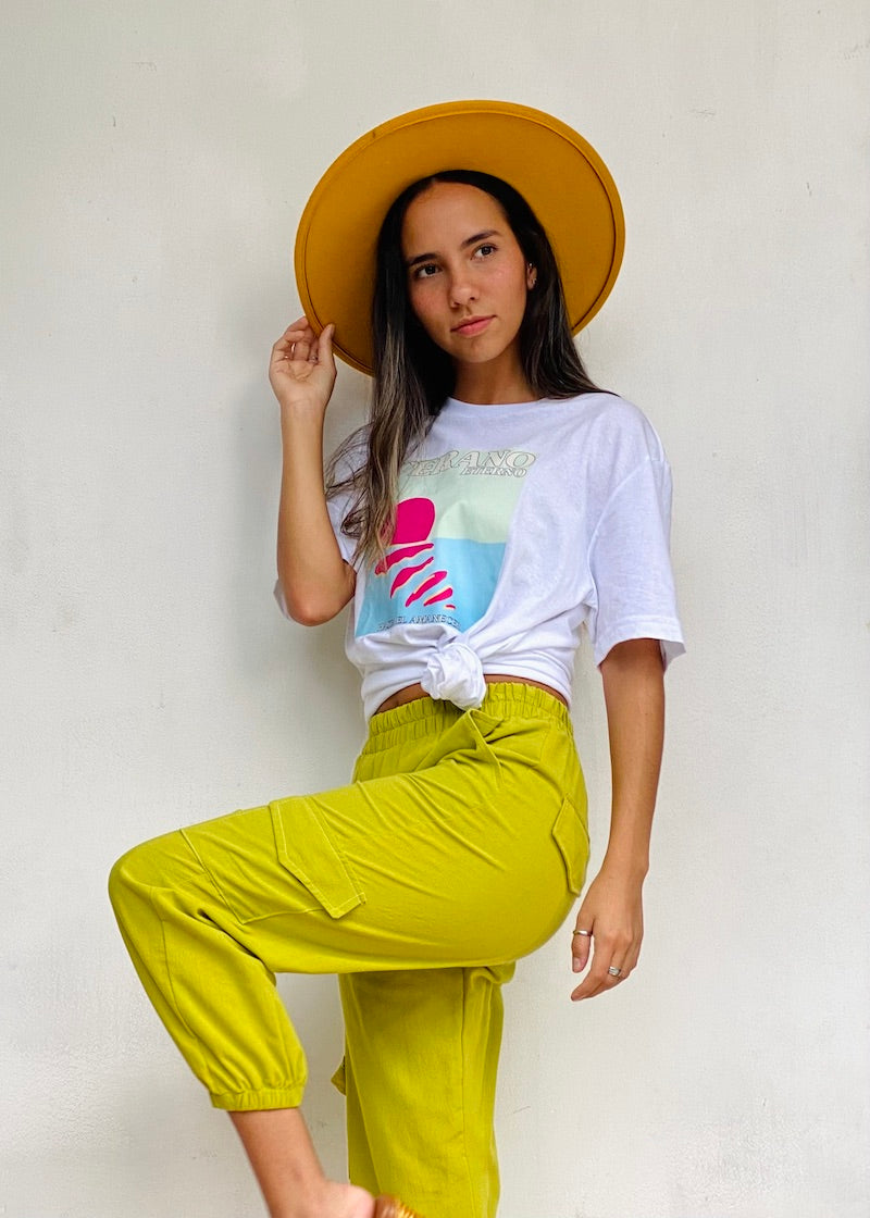 Camiseta blanca de mujer que te lleva a un estado de "Verano Eterno" con su estampado de playa. Disfruta del sol y la libertad. Descubre más!