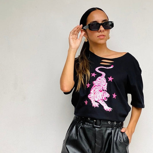 Encuentra la esencia de la moda en Free Spirit con nuestra blusa de moda. Calidad, comodidad y estilo únicos. Blusa de Moda Pink Tiger