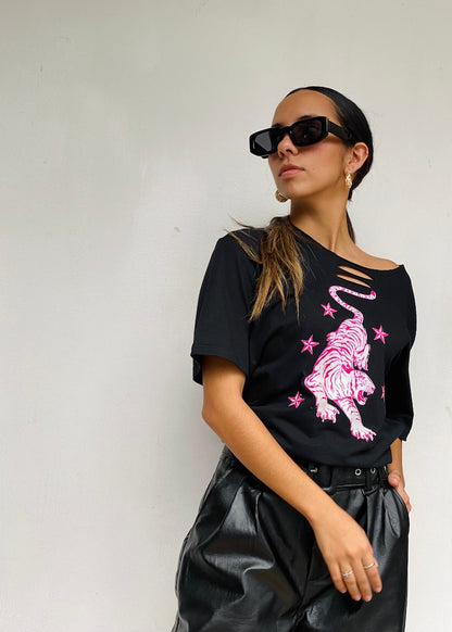 Encuentra la esencia de la moda en Free Spirit con nuestra blusa de moda. Calidad, comodidad y estilo únicos. Blusa de Moda Pink Tiger