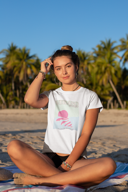 Camiseta blanca de mujer que te lleva a un estado de "Verano Eterno" con su estampado de playa. Disfruta del sol y la libertad. Descubre más!